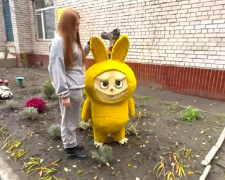 У Кам’янському з’явилася велика скульптура Лабубу: де знаходиться новий артмагнит для фото