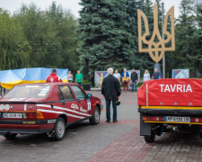 Ретроавтомобілі заполонили центр Кам’янського: що відбувалося на майдані Калнишевського
