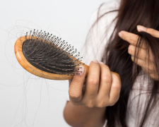 Сильне випадіння волосся влітку: чому так відбувається та що робити