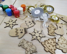 У Центрі підтримки ВПО Кам’янського відбувся майстер-клас із розпису різдвяних іграшок - подробиці