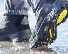 Антислизький засіб у вас під рукою: бабусин лайфхак від ожеледиці, який працює й сьогодні