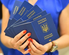 Встигнути за 30 днів: ДМС попередила про негайне анулювання паспортів — кому доведеться терміново йти до ЦНАПу