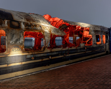 Майстри світла з Дніпропетровщини створили меморіал у понівеченому вагоні - подробиці