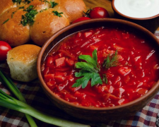 Приготуйте густий український борщ з квашеною капустою та буряком: найсмачніша класика