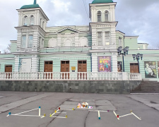 Біль, який не стихає: у Кам’янському вшанували пам’ять загиблих у Маріупольському драмтеатрі