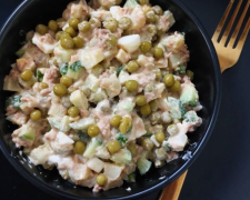 Зробіть хрусткий салат з консервованого горошку та кукурудзи — легкий перекус з гуманітарного набору