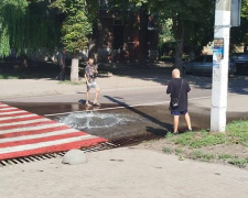 У Кам&#039;янському забив гейзер прямо посеред вулиці - фотофакт