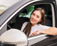 Процес швидкого охолодження салону автомобіля влітку методом створення повітряного тиску за допомогою дверей