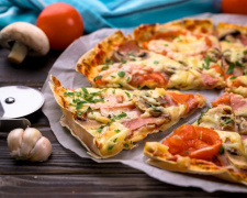 Приготуйте ледачу піцу на лаваші — хрустка вечеря за 15 хвилин