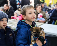 Мільйони у "пастці" критеріїв: чому тисячі дітей ВПО на Дніпропетровщині можуть не отримати обіцяні 3000 гривень