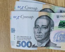 На Дніпропетровщині пенсіонеру банкомат видав сувенірні гроші: банк відхрестився від відповідальності