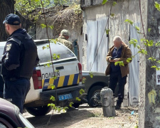 Атака на Кам’янське: уламки ворожого дрона впали на будівлю ТЦК та у житлові двори