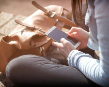Чи підслуховує смартфон ваші розмови: що відомо і чому вам так здається