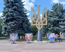 Меморіальний комплекс у центрі Кам’янського поповнився новою військовою геральдикою