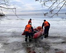 У Кам`янському районі рибалки дрейфували на крижині: вибратися з пастки допомогли рятувальники