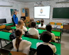 ФК &quot;Шахтар&quot; передав школярам Дніпропетровщини автономний навчальний комплект на сонячних батареях