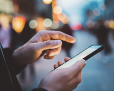 Тихий вбивця у кишені: як звичайна розмова по мобільному провокує інфаркт та нищить судини