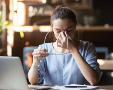 Пастка темряви: чому через відключення світла мешканці Дніпропетровщини масово втрачають зір