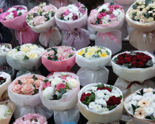 Букет чи пів зарплати: ціни на квіти до Дня закоханих у Кам'янському здивують навіть досвідчених романтиків