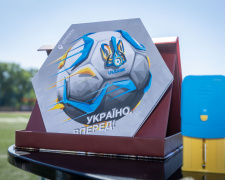 «Україно, вперед!»: на Дніпропетровщині ввели в обіг футбольну поштову марку