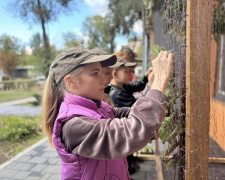 Кам’янське плете перемогу: небайдужі містяни створили маскувальні сітки для ЗСУ