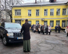 Освітяни з Кам’янського передали авто для військових на Авдіївському напрямку