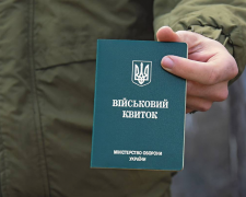 Чоловік старшого віку з військовим квитком у ТЦК
