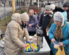 Допомога нужденним: у центрі Кам&#039;янського годували переселенців