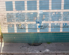 У Кам’янському біля багатоповерхівки руйнується асфальт: мешканці повідомляють про небезпечну пастку