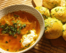 Зігріваючий курячий бульйон з пампушками: приготуйте ситний і смачний традиційний зимовий суп