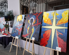 Пам’ять, що стала світлом: у Кам’янському відкрили виставку робіт матері загиблого азовця