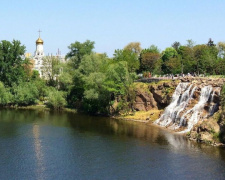Вихідні у Дніпрі: на Монастирському острові запрацював унікальний штучний водоспад «Поріг Ревучий»