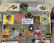 У Кам’янському Центрі підтримки ВПО «СЕЛИДОВЕ.UA» відкрилася тепла виставка рукоділля майстринь - подробиці