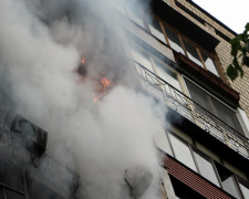 У Кам’янському пожежники винесли з палаючої квартири пенсіонера з обмеженими можливостями