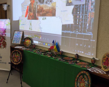Петриківський розпис у Парижі: Дніпропетровщина представила свій досвід ЮНЕСКО