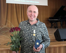 Дитячого письменника з Кам’янського Олега Майбороду нагородили орденом «Усмішки»