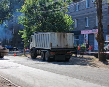 Масштабне оновлення в Кам&#039;янському: у центрі міста розпочали ремонт тротуару - фотофакт