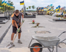 Пам’ять, закарбована в камені: Меморіал Героям-захисникам у Кам’янському зводять за графіком