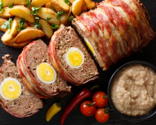 Приготуйте м’ясний рулет з яйцем всередині — соковита класика на всі випадки  життя