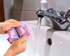 Кран з водою та рахунок за комунальні послуги