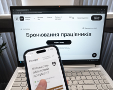 Чоловік у робочому кабінеті переглядає документи про бронювання співробітників підприємства на Дніпропетровщині.