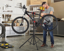 Замість забитих маршруток: як за копійки підготувати велосипед чи самокат до сезону та економити на проїзді