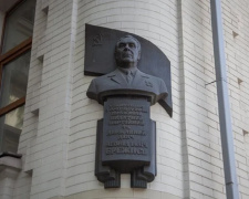 Слідом за рідним містом: у Дніпрі демонтують барельєф уродженцю Кам'янського Леоніду Брежнєву