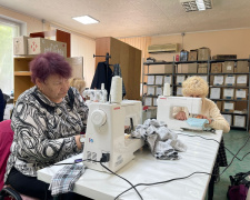 ВПО з Селидового шиють одяг пораненим воїнам у Кам’янському