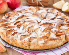 Спробуйте зимову яблучну шарлотку з корицею та горіхами — ароматний десерт, що пахне домом 