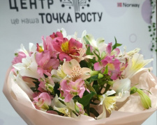 Магія квітів та новий фах: у Кам’янському жінки опановують секрети флористики