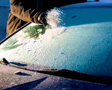 Як розморозити вітрове скло авто: швидкі та безпечні методи