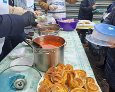 У Кам&#039;янському благодійники поновили роздачу безкоштовних обідів - подробиці