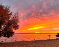 Багряний фінал дня: несподіваний осінній спалах над Кам&#039;янським 