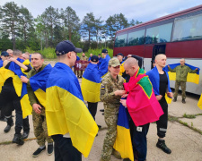 Сьогодні на Дніпропетровщину з полону за обміном повернулись 18 захисників - ВІДЕО